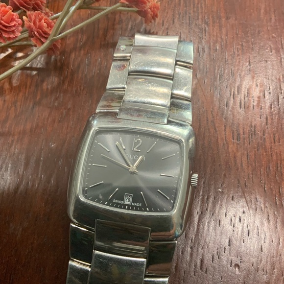 Gucci Black Dial Silver Bracelet Watch